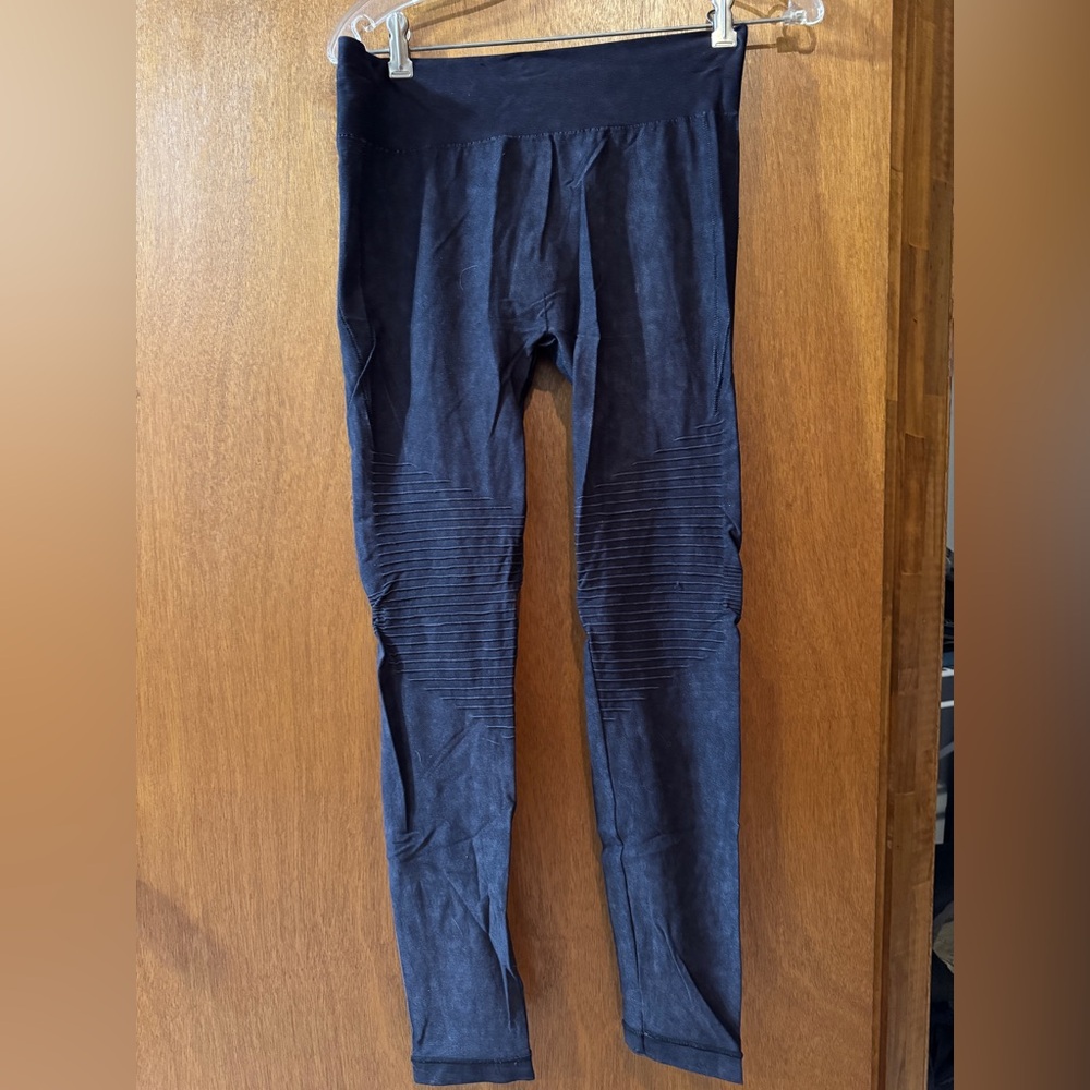 Ribbed Smoky Black Leggings